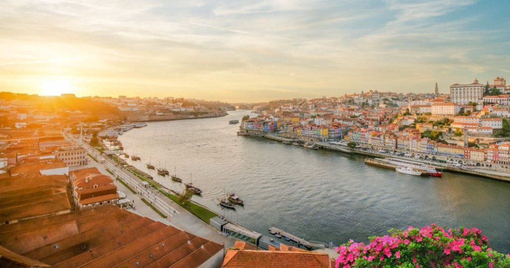 Paseo junto al río Duero Cais de Gaia en Oporto, Portugal