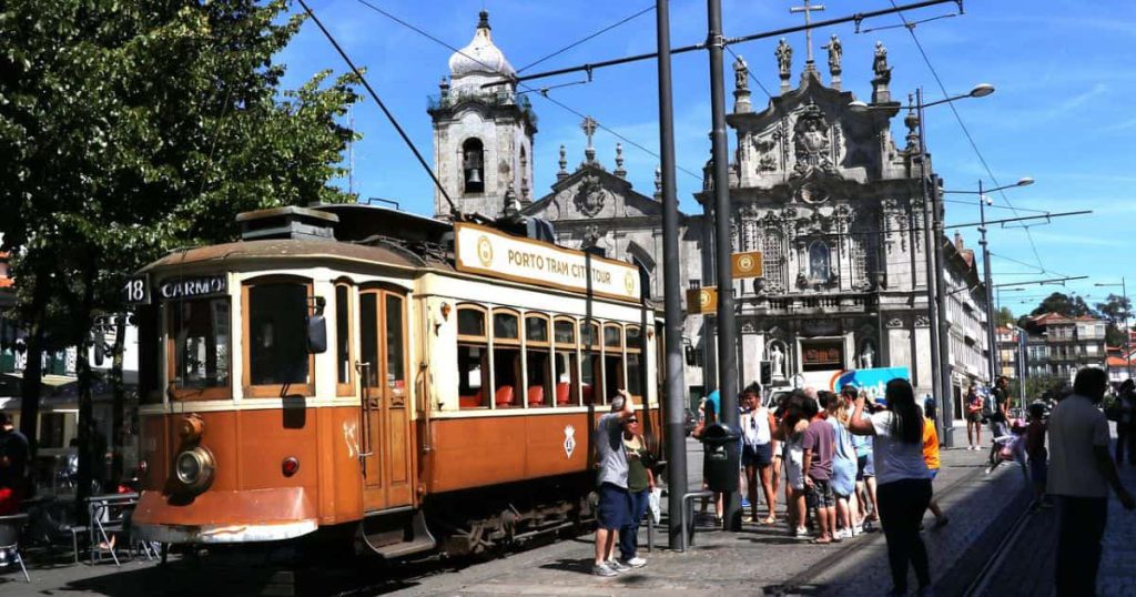 Qué ver en Oporto en 2 días - Tranvía en Oporto, Portugal
