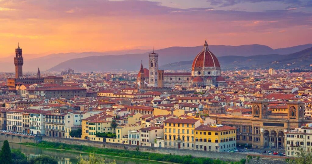 Panorámica de la ciudad de Florencia desde el mirador Piazzale Michelangelo, en Italia