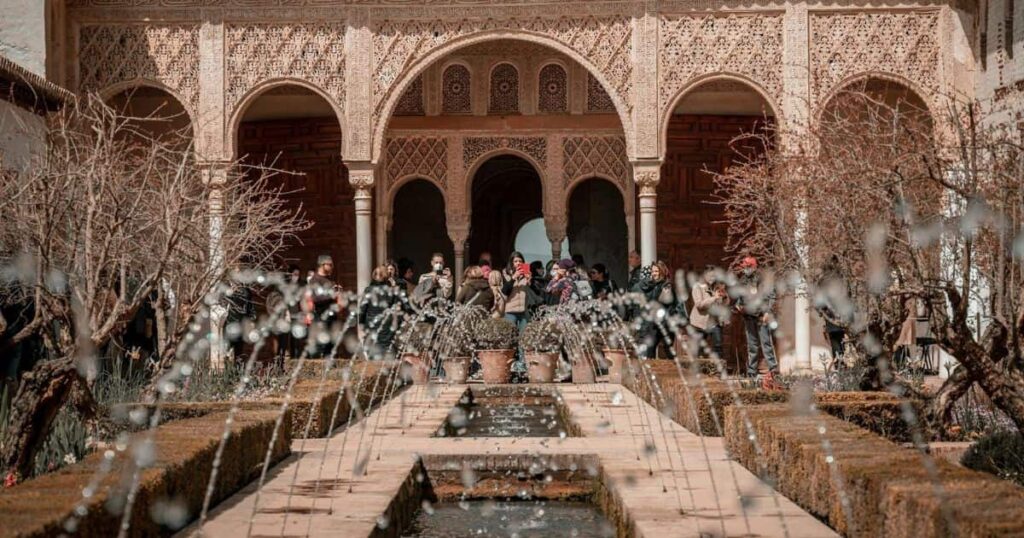 Fuentes en campo de arrayanes en la Alhambra de Granada, España