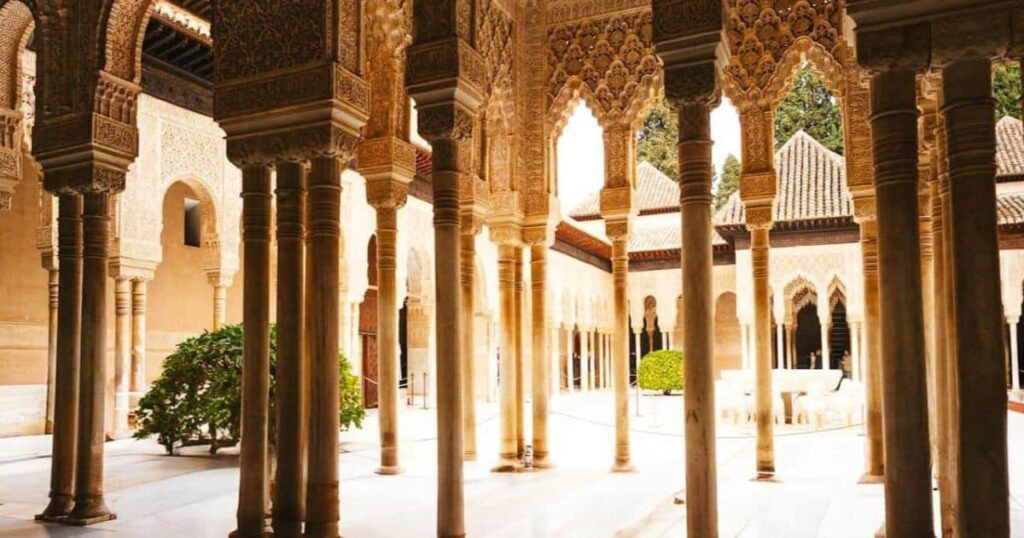 Patio de los leones en la Alhambra de Granada, España - Imagen de cabecera
