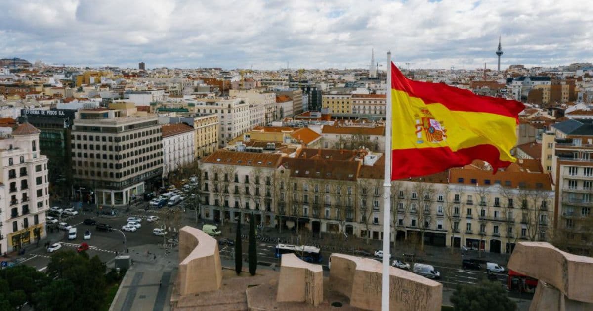 Bandera de España en la Plaza de Colón en Madrid