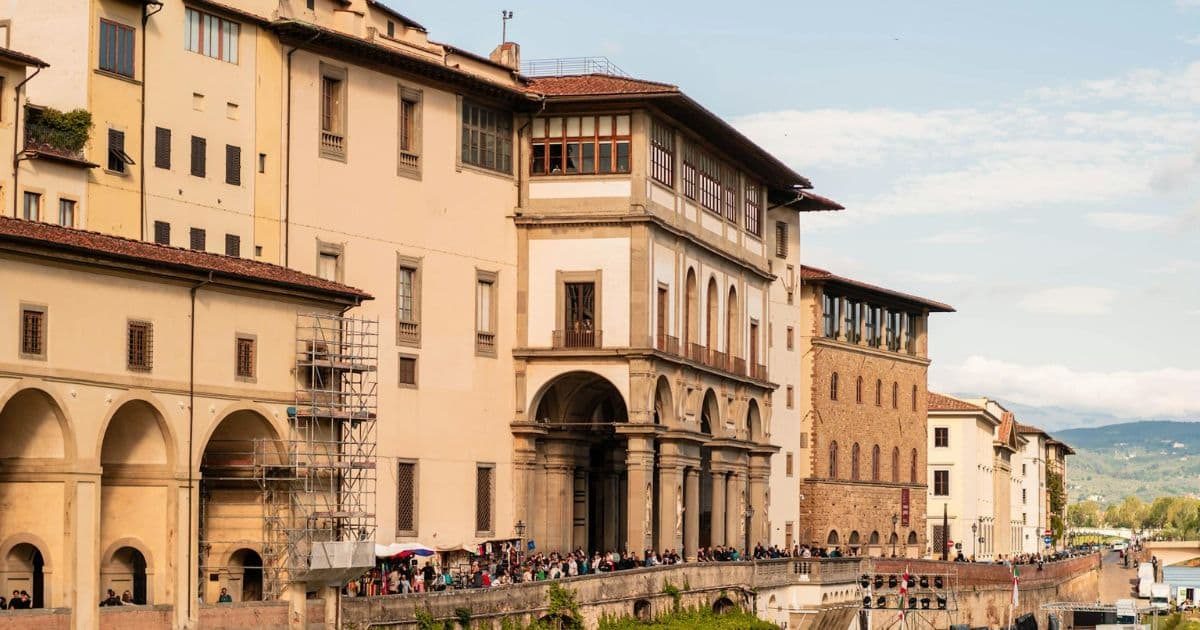 El Corridoio Vasariano o corredor Vasariano en Florencia, Italia