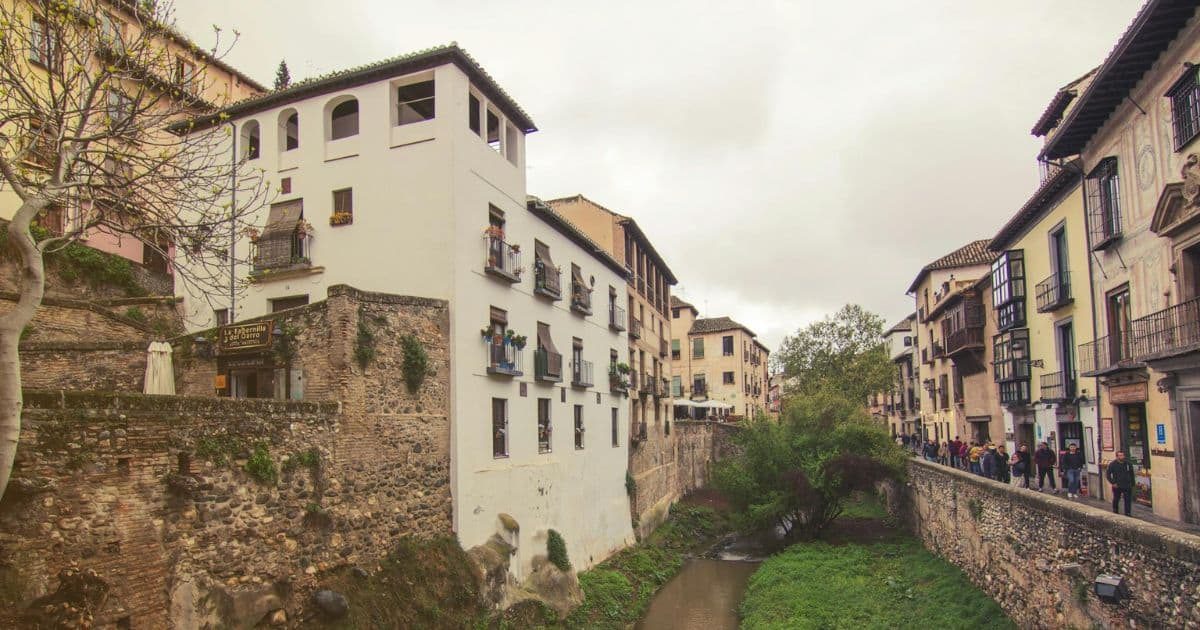 El Paseo de los Tristes en Granada, España