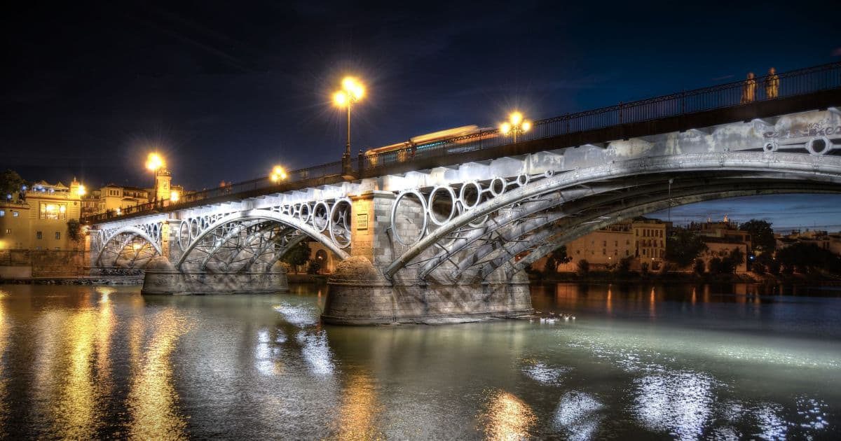 El Puente de Triana en el barrio de Triana en Sevilla, España