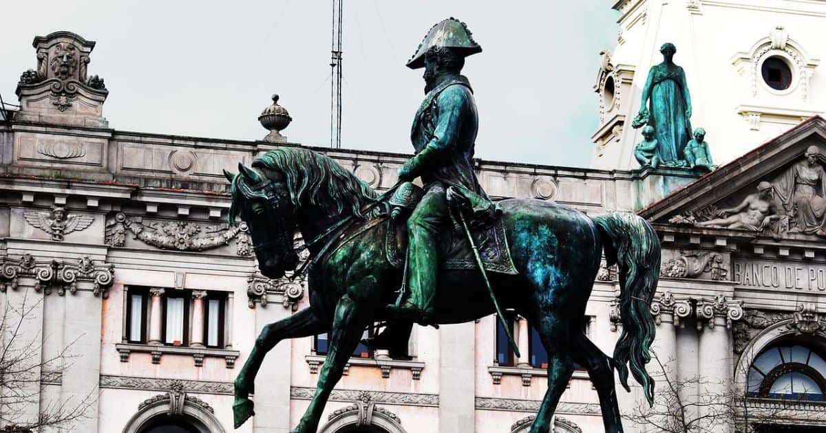 Estatua de Pedro IV en la Plaza de la Libertad en Oporto, Portugal
