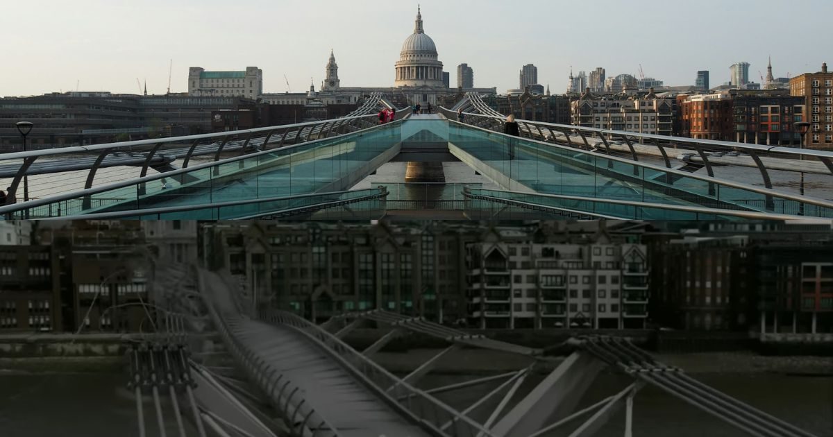 Millenium Bridge de Londres, Inglaterra, en Harry Potter y el Misterio del Príncipe