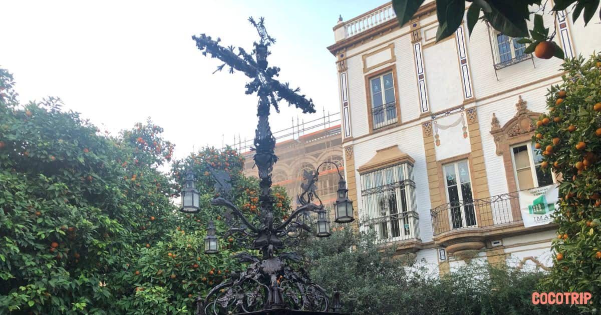 La Cruz de la antigua Iglesia de Santa Cruz en el Barrio de Santa Cruz en Sevilla, España