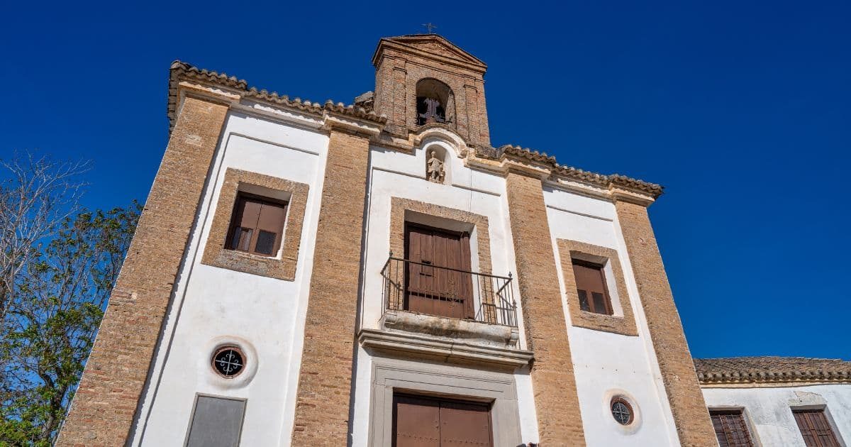 La ermita de San Miguel Alto en el mirador de San Miguel Alto en Granada, España