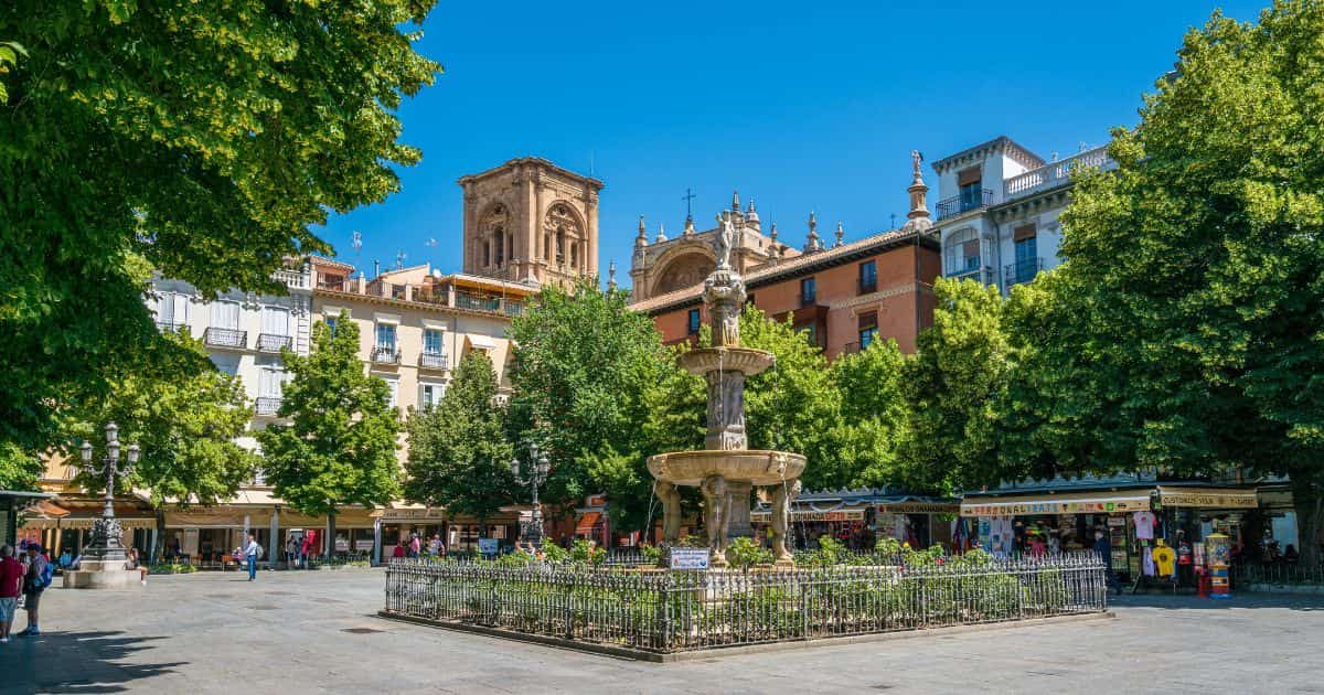 La Plaza Bib-Rambla de Granada, España