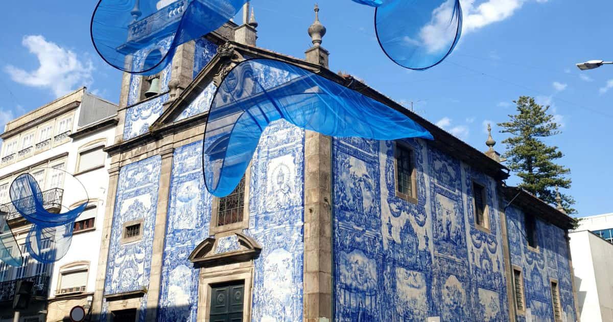 La capela das almas en la rua santa catarina en oporto, portugal