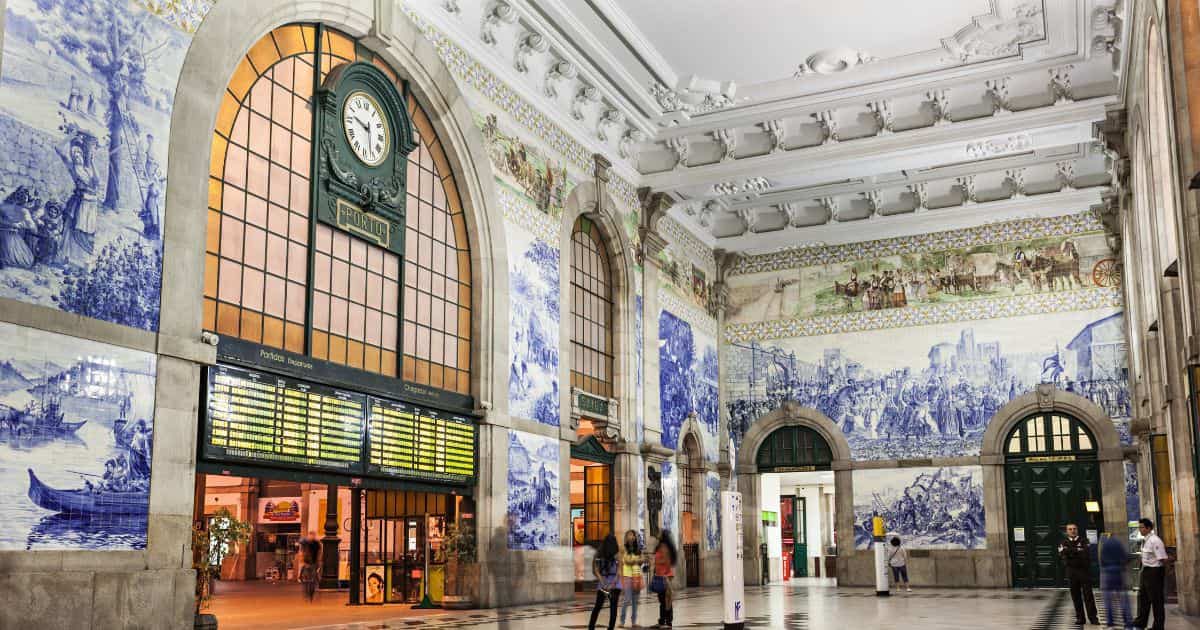 La estación de São Bento en Oporto, Portugal