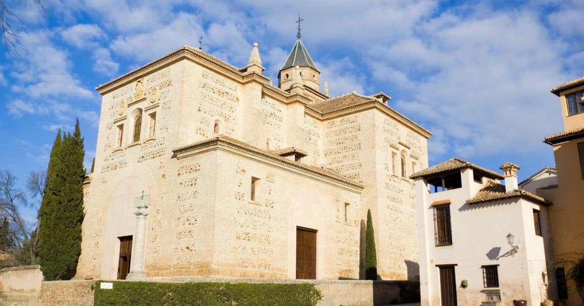 La iglesia de Santa María de la Alhambra en Granada, España