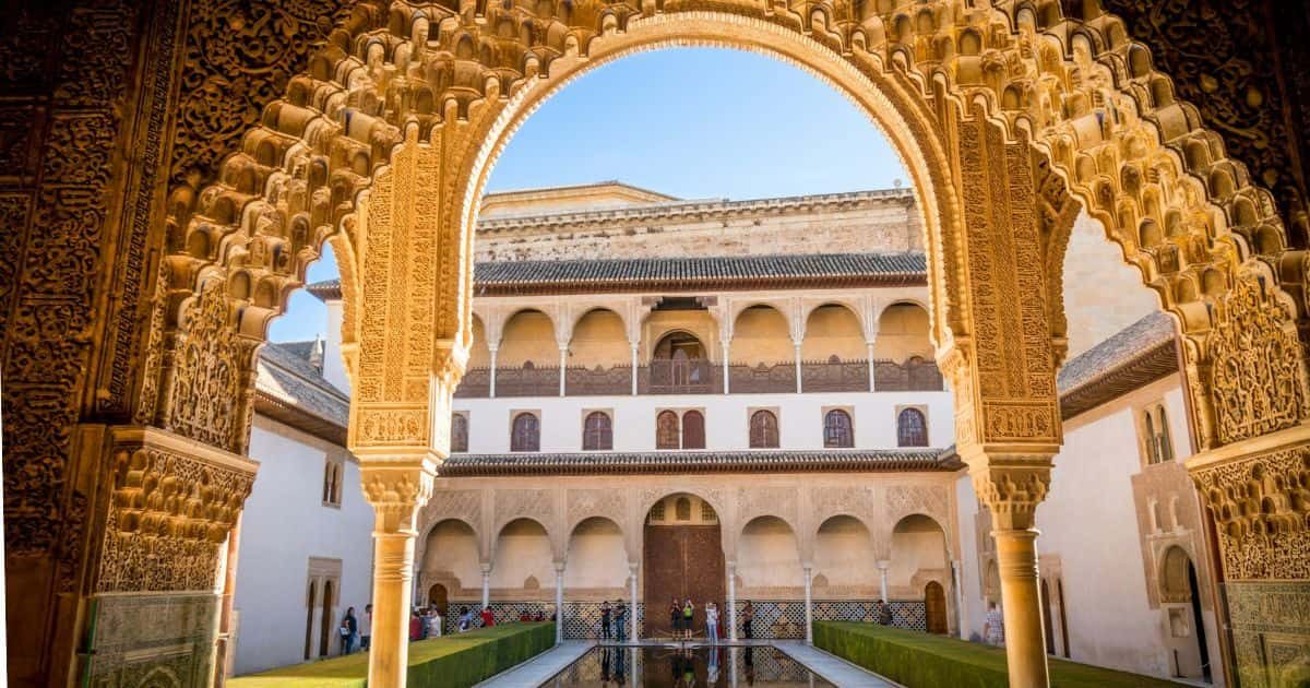 Los Palacios Nazaríes en la Alhambra de Granada, España