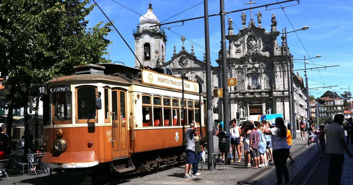Qué ver en Oporto en 2 días - Tranvía en Oporto, Portugal