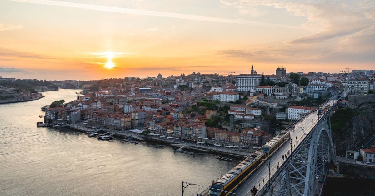 Vistas del río Duero y el Puente de Don Luis I desde el teleférico de Gaia en Oporto, Portugal